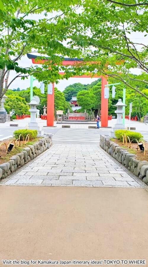 dankazura avenue big torii shrine gate walking route to tsugaoka hachimangu shrine