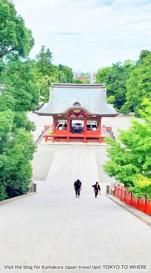 walking to tsurugaoka hachimangu shrine stairs down